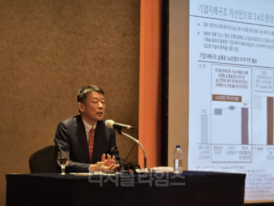 김광일 MBK파트너스 부회장이 10일 서울 소공동 롯데호텔에서 열린 기자간담회에서 기자들의 질문에 답변하고 있다. 양호연 기자